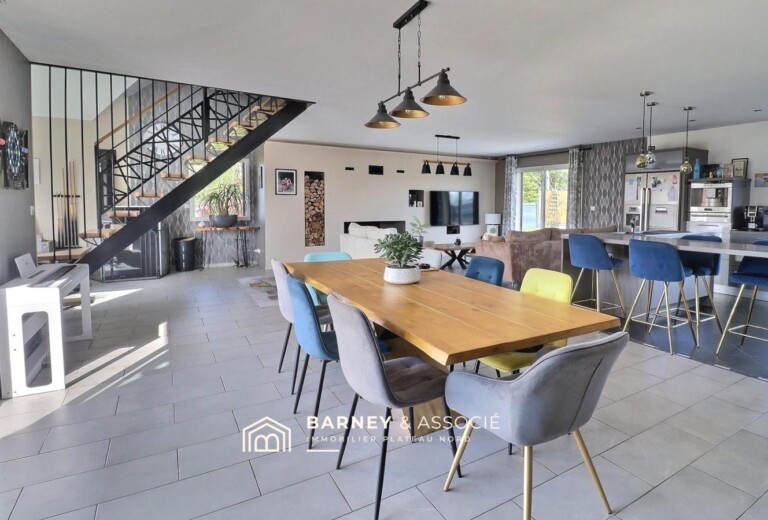 Maison contemporaine familiale à proximité immédiate des axes