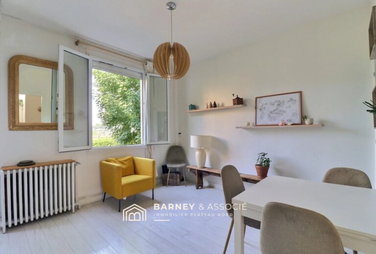 Jolie maison mitoyenne d’un coté