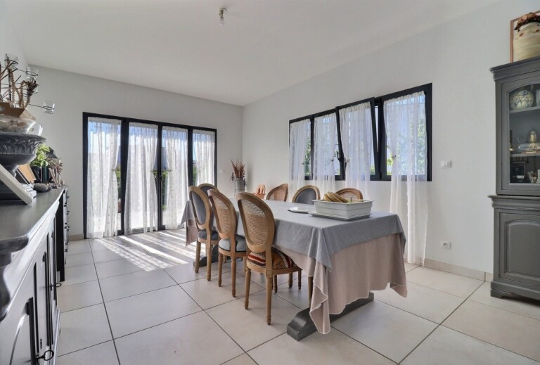 Belle maison contemporaine à proximité des commodités